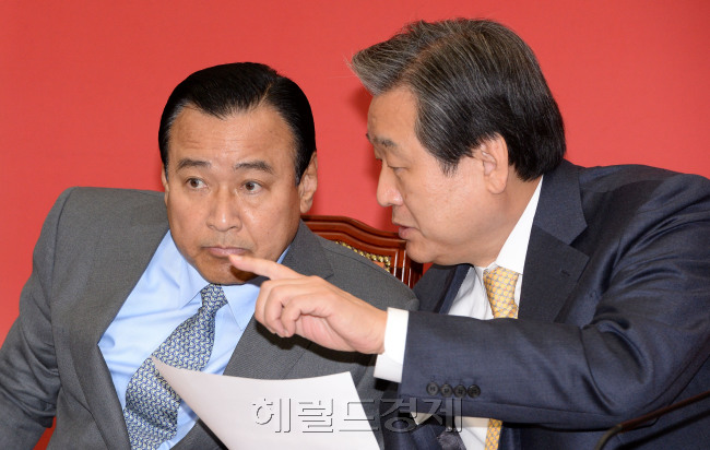 김무성 새누리당대표(오른쪽)가 24일 오전 국회에서 열린 최고위원회의에서 이완구 원내대표와 이야기를  하고 있다.이길동기자.gdlee@heraldcorp.com
김무성 새누리당대표(오른쪽)가 24일 오전 국회에서 열린 최고위원회의에서 이완구 원내대표와 이야기를  하고 있다.이길동기자.gdlee@heraldcorp.com