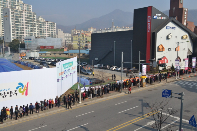 전철역 도보 3분을 자랑하는 수도권 한 아파트 견본주택 전경.