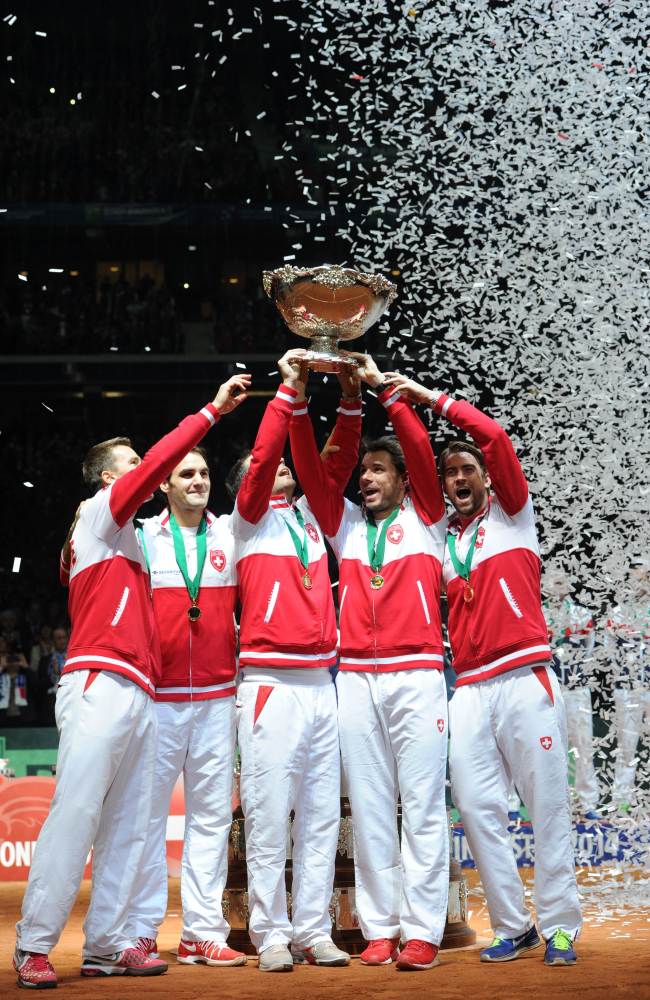 <YONHAP PHOTO-0055> (L-R) Switzerland's Marco Chiudinelli, Roger Federer, Davis Cup team captain Severin Luthi, Stanislas Wawrinka and Michael Lammer celebrate with the trophy after winning the Davis Cup final between France and Switzerland at Stade Pierre Mauroy in Villeneuve-d'Ascq, northern France, on November 23, 2014. Roger Federer gave Switzerland its first Davis Cup title by defeating France's Richard Gasquet in straight sets in the first of the final's reverse singles. AFP PHOTO / PHILIPPE HUGUEN../2014-11-24 00:11:50/ <저작권자 ⓒ 1980-2014 ㈜연합뉴스. 무단 전재 재배포 금지.>
Team Switzerland celebrates after winning the Davis Cup on Sunday.   AFP-Yonhap