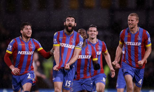 Crystal Palace’s Mile Jedinak (second from left) celebrates his goal against Liverpool on Sunday.
AP-Yonhap