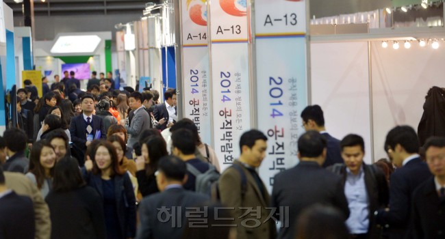 2014공직박람회과 24일 오전 서울 양재동 aT센터에서 개막돼 구직자와 학생들이 정보를 얻고 있다.<br />김명섭 기자 MSIRON@HERALDCORP.COM