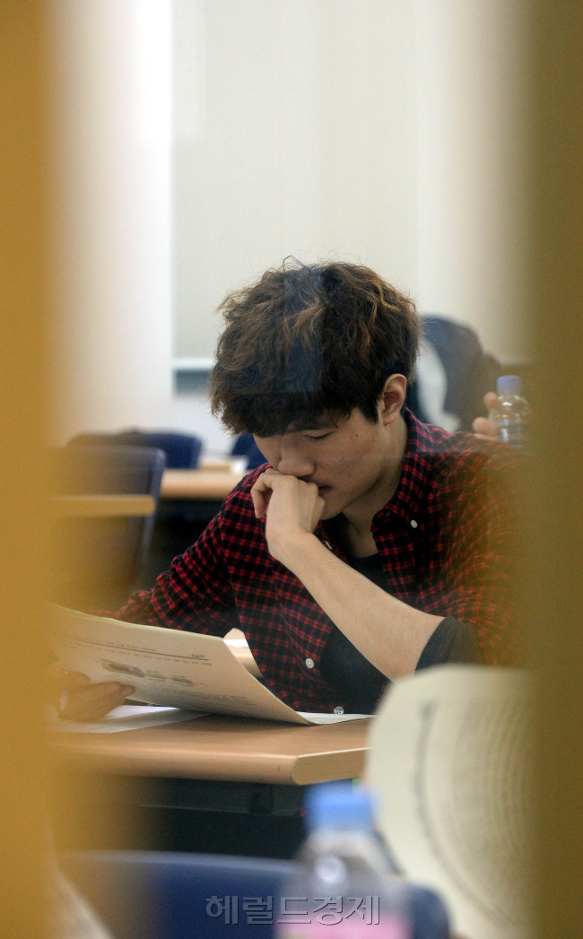 23일 오전 서울 동작구 흑석동 중앙대학교에서 2<br />'2015학년도 수시모집 논술고사'가 실시되는 가운데 자연계 지망 수험생들이 시험을 보고 있다./ 안훈 기자 rosedale@ 2014.11.23
23일 오전 서울 동작구 흑석동 중앙대학교에서 2
'2015학년도 수시모집 논술고사'가 실시되는 가운데 자연계 지망 수험생들이 시험을 보고 있다./ 안훈 기자 rosedale@ 2014.11.23