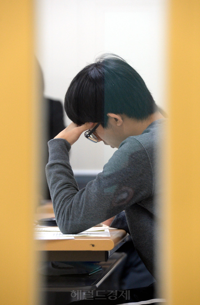 23일 오전 서울 동작구 흑석동 중앙대학교에서 2<br />'2015학년도 수시모집 논술고사'가 실시되는 가운데 자연계 지망 수험생들이 시험을 보고 있다./ 안훈 기자 rosedale@ 2014.11.23
23일 오전 서울 동작구 흑석동 중앙대학교에서 2
'2015학년도 수시모집 논술고사'가 실시되는 가운데 자연계 지망 수험생들이 시험을 보고 있다./ 안훈 기자 rosedale@ 2014.11.23