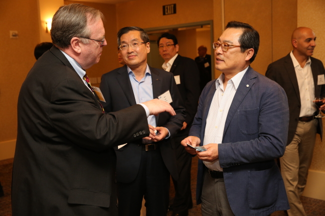 LS Group chairman Christopher Koo (right) talks with the group’s CEO Lee Kwang-woo (center) and a participant of LS Partnership Day which was held in April at Silicon Valley in the U.S.   LS Group