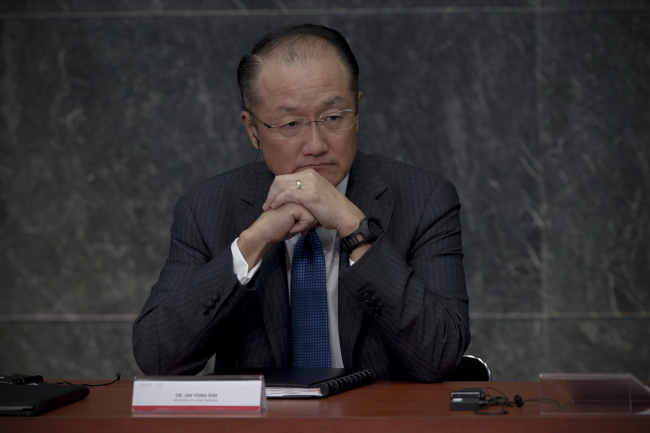 <YONHAP PHOTO-0155> (141119) -- MEXICO CITY, Nov. 19, 2014 (Xinhua) -- Word Bank President Jim Yong Kim takes part in an event to announce World Bank support for Mexico's Prospera social net program at Adolfo Lopez Mateos room of Los Pinos official residence, in Mexico City, capital of Mexico, on Nov. 19, 2014. (Xinhua/Alejandro Ayala)/2014-11-20 07:33:49/ <저작권자 ⓒ 1980-2014 ㈜연합뉴스. 무단 전재 재배포 금지.>
World Bank President Jim Yong Kim.   Xinhua-Yonhap