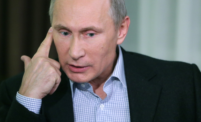 <YONHAP PHOTO-1074> VLADIVOSTOK, RUSSIA. NOVEMBER 13, 2014. Russia's president Vladimir Putin looks on during an interview for the TASS Top Officials project. Mikhail Metzel/TASS/2014-11-23 19:53:44/ <저작권자 ⓒ 1980-2014 ㈜연합뉴스. 무단 전재 재배포 금지.>
Vladimir Putin.   ITAR-TASS-Yonhap