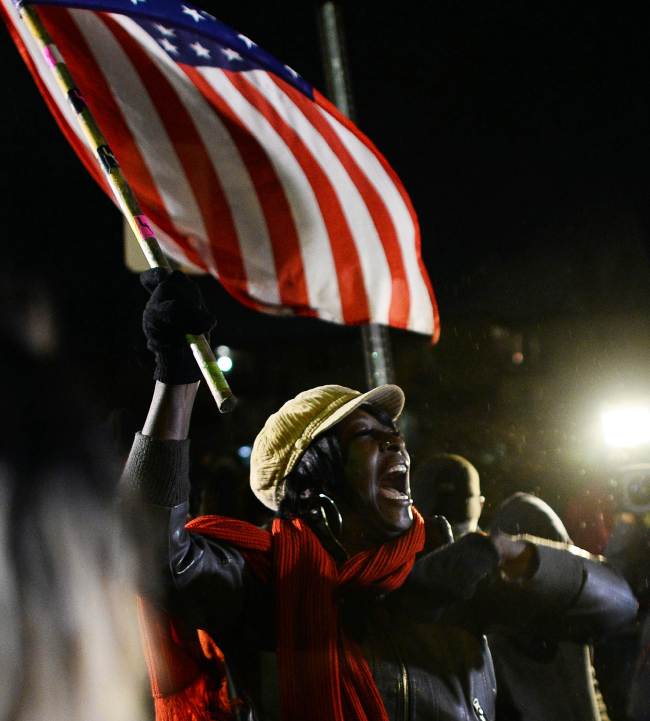 Demonstrators march in Ferguson, Missouri, Saturday, during a march to protest the death of 18-year-old Michael Brown.    AFP-Yonhap