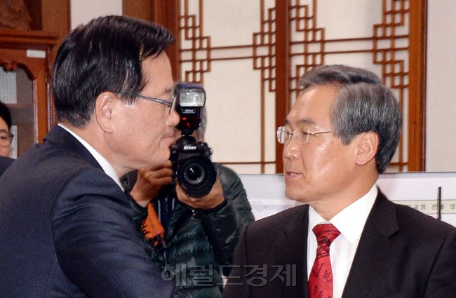 정의화 국회의장이 24일 오전 국회 의장실에서 새정치민주연합 우윤근 원내대표, 백재현 정책위의장과 만나 누리과정 예산 등을 놓고 파행을 빚고있는 정기국회 예산안 처리방안등에 대한 논의에 앞서 우원내대표와 이야기를 하고 있다. 이길동 기자.gdlee@heraldcorp.com
정의화 국회의장이 24일 오전 국회 의장실에서 새정치민주연합 우윤근 원내대표, 백재현 정책위의장과 만나 누리과정 예산 등을 놓고 파행을 빚고있는 정기국회 예산안 처리방안등에 대한 논의에 앞서 우원내대표와 이야기를 하고 있다. 이길동 기자.gdlee@heraldcorp.com