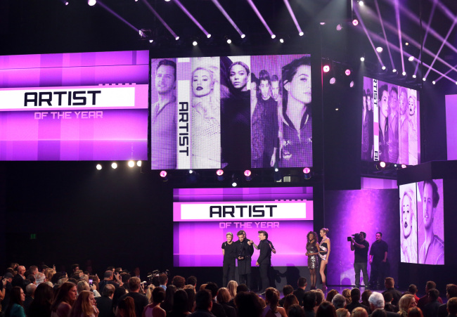 From left: Niall Horan, Harry Styles, Liam Payne, Zayn Malik and Louis Tomlinson of the group One Direction accept the award for artist of the year at the 42nd annual American Music Awards in Los Angeles on Sunday.   AP-Yonhap