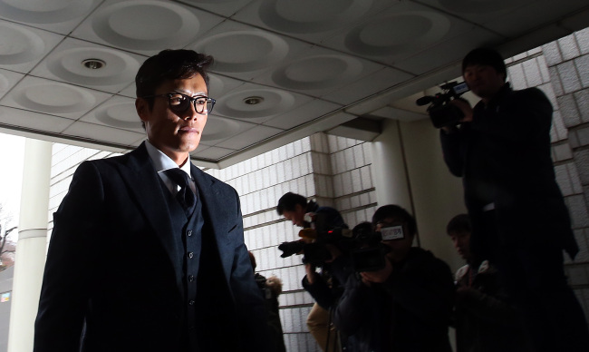 Actor Lee Byung-hun enters the Seoul Central District Court in southern Seoul to testify in the case against model Lee Ji-yeon and Kim Da-hee of girl group GLAM. The two female defendants are alleged to have attempted to blackmail Lee Byung-hun for 5 billion won ($4.5 million) in exchange for a video clip containing lewd remarks made by the 44-year-old actor.   Yonhap