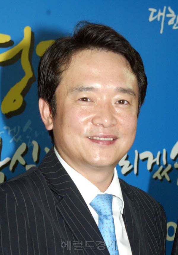 한나라당 경기도당위원장을 맡고있는 남경필 의원이 14일 오전 여의도 이명박 예비후보 사무실에서 이후보에 대한 지지성명을 발표했다.양동출dcyang@heraldm.com/070814/
한나라당 경기도당위원장을 맡고있는 남경필 의원이 14일 오전 여의도 이명박 예비후보 사무실에서 이후보에 대한 지지성명을 발표했다.양동출dcyang@heraldm.com/070814/