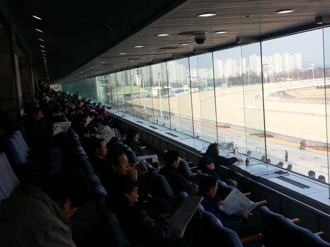 Punters watch the screens inside one of the grandstand buildings at Seoul Racecourse Park in Gwacheon Friday.   Kim Young-won/The Korea Herald