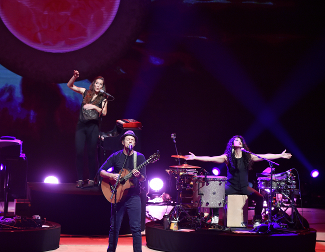 Jason Mraz performs at his unplugged solo concert at Sejong Center in Seoul on Monday night.   9 Entertainment