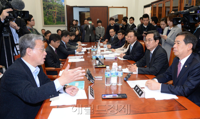 25일 오전 서울 여의도 국회 농림축산식품해양수산위원회 소회의실에서 열린 세월호 피해보상법 제정 등과 관련 태스크포스(TF) 간담회에서 배상및 보상의 지급범위 지원의 내용 및 범위에 대해 논의하고 있다. 이날 회의에는 새누리당 안효대 간사, 경대수 의원, 새정치민주연합 유성엽 간사와 관계부처 직원들이 참석 했다.이길동기자.gdlee@heraldcorp.com
25일 오전 서울 여의도 국회 농림축산식품해양수산위원회 소회의실에서 열린 세월호 피해보상법 제정 등과 관련 태스크포스(TF) 간담회에서 배상및 보상의 지급범위 지원의 내용 및 범위에 대해 논의하고 있다. 이날 회의에는 새누리당 안효대 간사, 경대수 의원, 새정치민주연합 유성엽 간사와 관계부처 직원들이 참석 했다.이길동기자.gdlee@heraldcorp.com