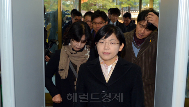 통합진보당에 대한 헌법재판소의 정당해산심판 청구 사건 마지막 변론 기일이 25일 오전 이정희 통합진보당 대표가 헌법재판소로 들어서고 있다.<br />김명섭 기자 msiron@heraldcorp.com
통합진보당에 대한 헌법재판소의 정당해산심판 청구 사건 마지막 변론 기일이 25일 오전 이정희 통합진보당 대표가 헌법재판소로 들어서고 있다.
김명섭 기자 msiron@heraldcorp.com