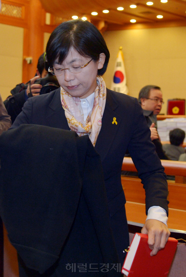 통합진보당에 대한 헌법재판소의 정당해산심판 청구 사건 마지막 변론 기일이 25일 오전 이정희 통합진보당 대표가 헌법재판소에 들오와 착석하고 있다.<br />김명섭 기자 msiron@heraldcorp.com
통합진보당에 대한 헌법재판소의 정당해산심판 청구 사건 마지막 변론 기일이 25일 오전 이정희 통합진보당 대표가 헌법재판소에 들오와 착석하고 있다.
김명섭 기자 msiron@heraldcorp.com
통합진보당에 대한 헌법재판소의 정당해산심판 청구 사건 마지막 변론 기일이 25일 오전 이정희 통합진보당 대표가 헌법재판소에 들오와 착석하고 있다.
김명섭 기자 msiron@heraldcorp.com