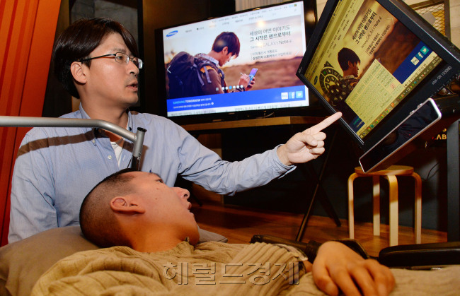 삼성전자, 더 편해진 안구마우스 'EYECAN+' 발표  25일 오전 삼성전자가 서울 서초사옥에서 손발의 움직임이 불편한 사람도 눈동자로 컴퓨터와 인터넷을 사용할 수 있게 해주는 안구마우스 'EYECAN+'를 발표하고 시연을 하고 있다./ 안훈 기자 rosedale@ 2014.11.25
삼성전자, 더 편해진 안구마우스 'EYECAN+' 발표  25일 오전 삼성전자가 서울 서초사옥에서 손발의 움직임이 불편한 사람도 눈동자로 컴퓨터와 인터넷을 사용할 수 있게 해주는 안구마우스 'EYECAN+'를 발표하고 시연을 하고 있다./ 안훈 기자 rosedale@ 2014.11.25