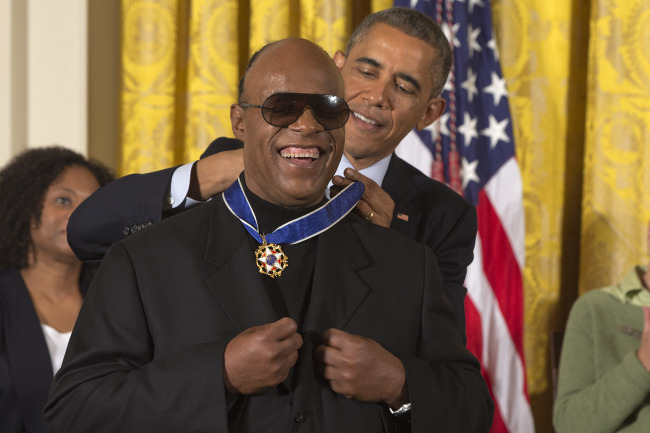 Musician Stevie Wonder celebrates as President Barack Obama awards him the Presidential Medal of Freedom during a ceremony in the East Room of the White House in Washington on Monday.   AP-Yonhap