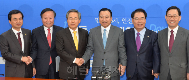 이완구 새누리당원내대표와 우윤근새정치민주연합 원내대표가 25일 오전 국회 새정치민주연합 원내대표실에서 열린 양당 원내대표 주례회동에 앞서 취재진을 위해 포즈를 취하고  있다. 이날 회동에는 안규백 새정치민주연합 원내 수석부대표,김재원 새누리당 원내수석부대표,우윤근 새정치민주연합 원내대표,이완구새누리당원내대표,백재현 새정치민주연합 정책위의장,주호영 새누리당 정책위의장(왼쪽부터)이 참석했다.이길동기자.gdlee@heraldcorp.com
이완구 새누리당원내대표와 우윤근새정치민주연합 원내대표가 25일 오전 국회 새정치민주연합 원내대표실에서 열린 양당 원내대표 주례회동에 앞서 취재진을 위해 포즈를 취하고  있다. 이날 회동에는 안규백 새정치민주연합 원내 수석부대표,김재원 새누리당 원내수석부대표,우윤근 새정치민주연합 원내대표,이완구새누리당원내대표,백재현 새정치민주연합 정책위의장,주호영 새누리당 정책위의장(왼쪽부터)이 참석했다.이길동기자.gdlee@heraldcorp.com