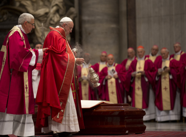 Pope Francis blesses the coffin of Cardinal Fiorenzo Angelini at the end of the funeral service celebrated by Cardinal Angelo Sodano in St. Peter’s Basilica at the Vatican on Monday.   AP-Yonhap