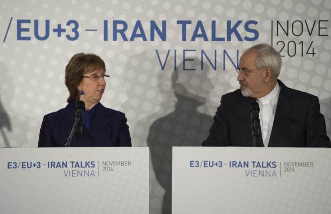 Iranian Foreign Minister Mohammad Javad Zarif (right) and former EU foreign policy chief Catherine Ashton deliver a statement on the status of negotiations over Iran’s nuclear program in Vienna on Monday.   AFP-Yonhap