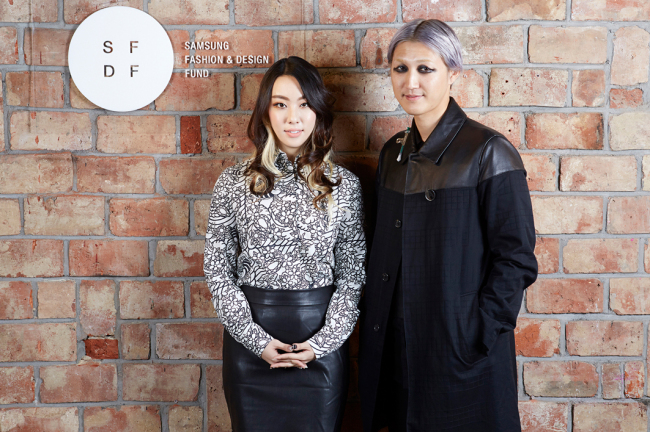 Fashion designers Kye Han-hee of KYE (left) and Park Jong-woo of BAJOWOO have won the 2014 Samsung Fashion Design Fund, an annual award given to emerging young designers.   SFDF