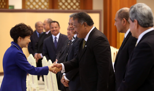 President Park Geun-hye shakes hands with delegates visiting Seoul to attend the Korea-Pacific Islands Foreign Ministers’ Meeting on Tuesday, at a reception held at Cheong Wa Dae.   Yonhap