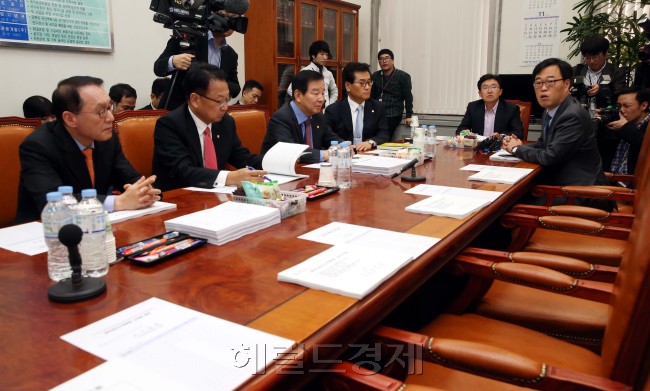 26일 오전 국회 정무위원회 법안심사 소위원회를 열어 김영란법등을 논의 하려 했으나 불참의사를 전하러 온 새정치민주연합 김기식간사를 제외한 의원들이 참석하지 않아 개의 하지 못했다. 이길동기자.gdlee@heraldcorp.com
26일 오전 국회 정무위원회 법안심사 소위원회를 열어 김영란법등을 논의 하려 했으나 불참의사를 전하러 온 새정치민주연합 김기식간사를 제외한 의원들이 참석하지 않아 개의 하지 못했다. 이길동기자.gdlee@heraldcorp.com