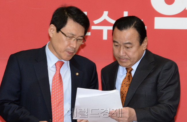 이완구 새누리당 원내대표(오른쪽)가 26일 오전 국회에서 열린 최고중진연석회의에서 이군현 사무총장과 이야기를 하고 있다.이길동기자.gdlee@heraldcorp.com
이완구 새누리당 원내대표(오른쪽)가 26일 오전 국회에서 열린 최고중진연석회의에서 이군현 사무총장과 이야기를 하고 있다.이길동기자.gdlee@heraldcorp.com