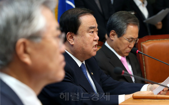 문희상  새정치민주연합 비상대책위원장이 26일 오전 국회에서 열린 비상대책위원회의에서 모두발언을 하고 있다.이길동기자.gdlee@heraldcorp.com
문희상  새정치민주연합 비상대책위원장이 26일 오전 국회에서 열린 비상대책위원회의에서 모두발언을 하고 있다.이길동기자.gdlee@heraldcorp.com
