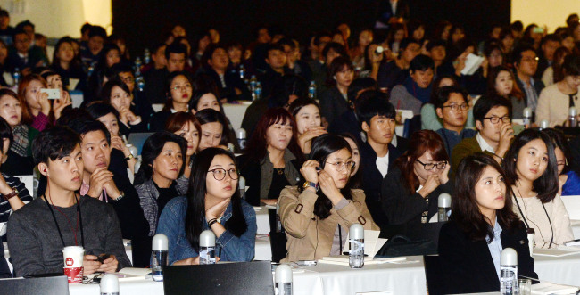 The audience listens to a speaker at the Herald Design Forum 2014.   Ahn Hoon/The Korea Herald