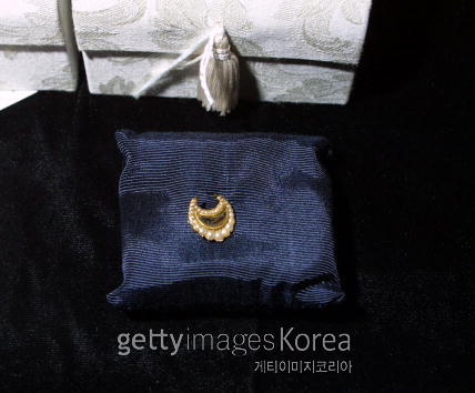 2001년 11월 LA 경매에 출품됐던 나폴레옹 머리카락을 담은 브로치. [사진 =게티이미지]
2001년 11월 LA 경매에 출품됐던 나폴레옹 머리카락을 담은 브로치. [사진 =게티이미지]