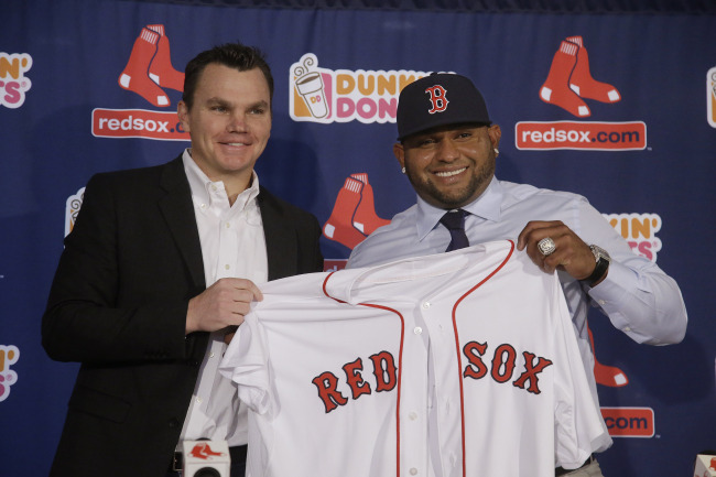 The newly acquired Pablo Sandoval (right) and Red Sox general manager Ben Cherington pose for photos on Tuesday.   AP-Yonhap