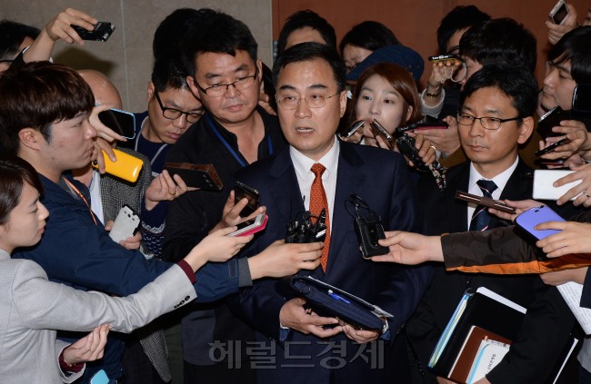 최형두 국회 대변인이 26일 오후 국회 정론관에서 예산부수법안 관련 브리핑을 마친후 취재진의 질의에 답하고 있다.이길동기자.gdlee@heraldcorp.com
최형두 국회 대변인이 26일 오후 국회 정론관에서 예산부수법안 관련 브리핑을 마친후 취재진의 질의에 답하고 있다.이길동기자.gdlee@heraldcorp.com