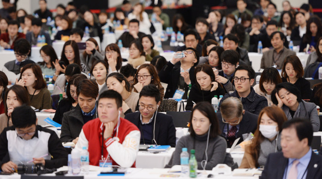"헤럴드디자인포럼2014"가 26일 오전 동대문디자인플라자 알림관에서 개막했다.. 박현구 기자phko@heraldcorp.com
"헤럴드디자인포럼2014"가 26일 오전 동대문디자인플라자 알림관에서 개막했다.. 박현구 기자phko@heraldcorp.com
"헤럴드디자인포럼2014"가 26일 오전 동대문디자인플라자 알림관에서 개막했다.. 박현구 기자phko@heraldcorp.com