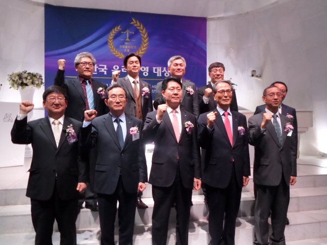Incheon Port Authority management director Yang Jang-suk (front row, center) poses with other awardees after the Ethical Management Awards Ceremony in Samseong-dong, Seoul.
Incheon Port Authority management director Yang Jang-suk (front row, center) poses with other awardees after the Ethical Management Awards Ceremony in Samseong-dong, Seoul.