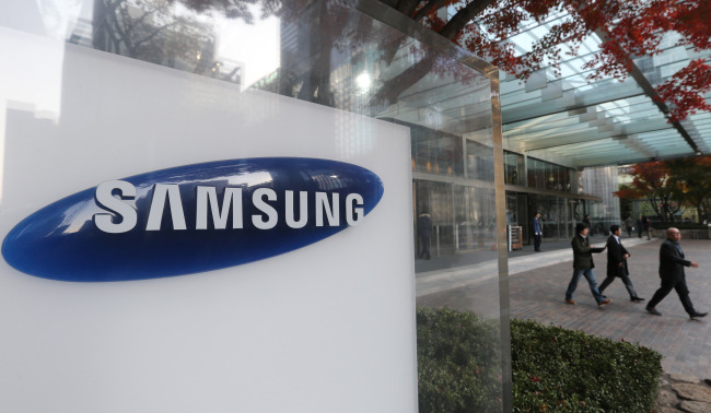 Employees are seen walking outside of Samsung Group’s Seocho headquarters in Southern Seoul.   Yonhap