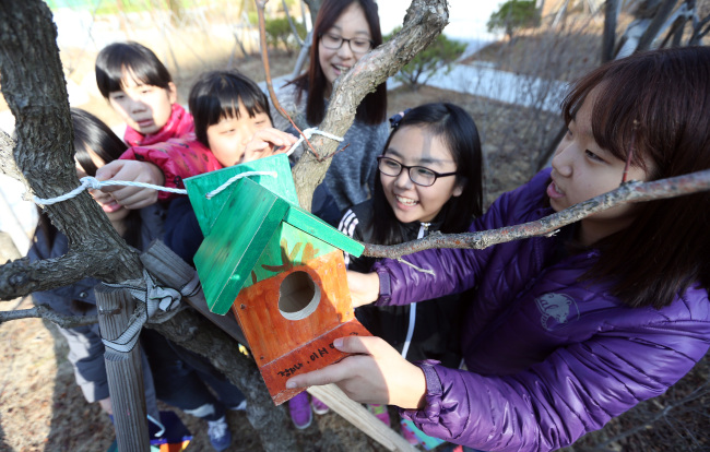 Children are one of the groups most vulnerable to pneumonia, according to South Korea’s Health Insurance Review and Assessment Service.   Yonhap