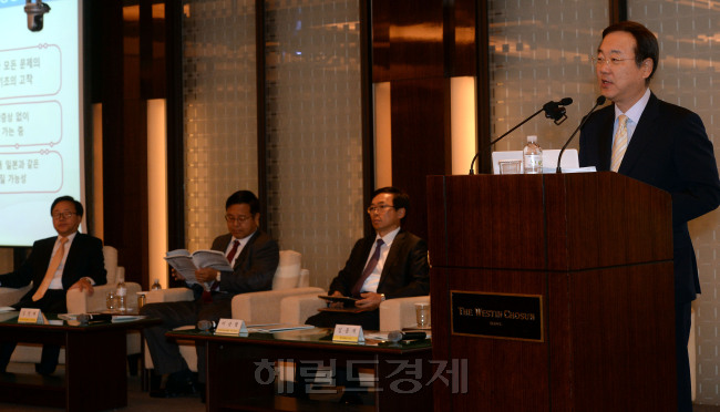 27일 오전 서울 소공동 조선호텔에서 열린 경총포럼에서 김종석 홍익대학교 경영대학 교수가 '한국경제 긴급진단'이라는 주제로 강연을 하고 있다./ 안훈 기자 rosedale@ 2014.11.27
27일 오전 서울 소공동 조선호텔에서 열린 경총포럼에서 김종석 홍익대학교 경영대학 교수가 '한국경제 긴급진단'이라는 주제로 강연을 하고 있다./ 안훈 기자 rosedale@ 2014.11.27
27일 오전 서울 소공동 조선호텔에서 열린 경총포럼에서 김종석 홍익대학교 경영대학 교수가 ‘한국경제 긴급진단’이라는 주제로 강연을 하고 있다. 안훈 기자 rosedale@