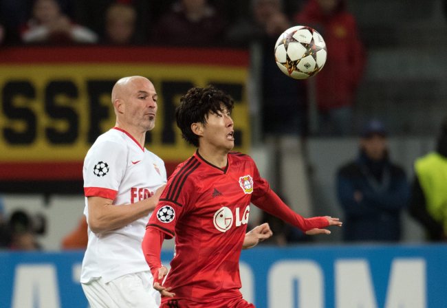 epa04505172 Heung-Min Son (r) and Monacos Andrea Raggi in action during the UEFA Champions Leaue group C match between Bayer Leverkusen and AS Monaco in Leverkusen, Germany, 26 November 2014. EPA/BERND THISSEN
Leverkusen’s Son Heung-min (right) and Monaco’s Andrea Raggi vie for the ball on Wednesday.   EPA-Yonhap
