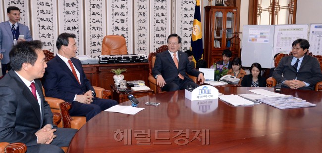 정의화 국회의장이 27일 오전 국회 의장실에서 예산안 헌법상 의결시한 준수를 위한 예결위원장 및 예결위 양당간사 회동을 하고 있다.이길동기자.gdlee@heraldcorp.com
정의화 국회의장이 27일 오전 국회 의장실에서 예산안 헌법상 의결시한 준수를 위한 예결위원장 및 예결위 양당간사 회동을 하고 있다.이길동기자.gdlee@heraldcorp.com