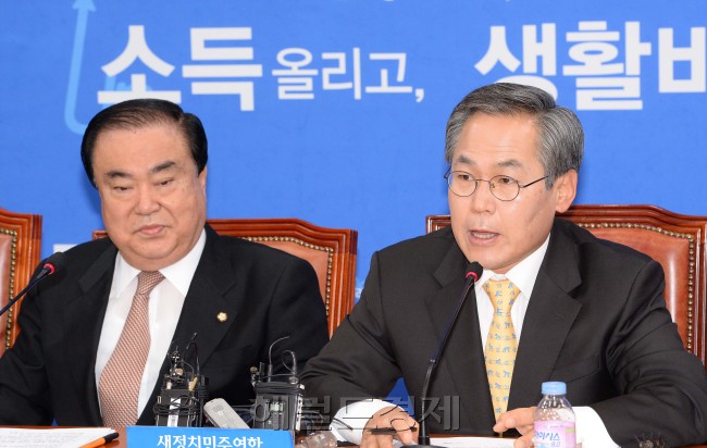 우윤근 새정치민주연합 원내대표가 27일 오전 국회에서 열린 정책조정회의에서 모두발언을 하고 있다.이길동기자.gdlee@heraldcorp.com
우윤근 새정치민주연합 원내대표가 27일 오전 국회에서 열린 정책조정회의에서 모두발언을 하고 있다.이길동기자.gdlee@heraldcorp.com