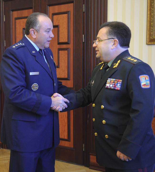 NATO Supreme Allied Commander Europe, U.S. Gen. Philip Breedlove (left), shakes hands with Ukraine’s Minister of Defense Stepan Poltorak during their meeting in Kiev on Wednesday.   AFP-Yonhap