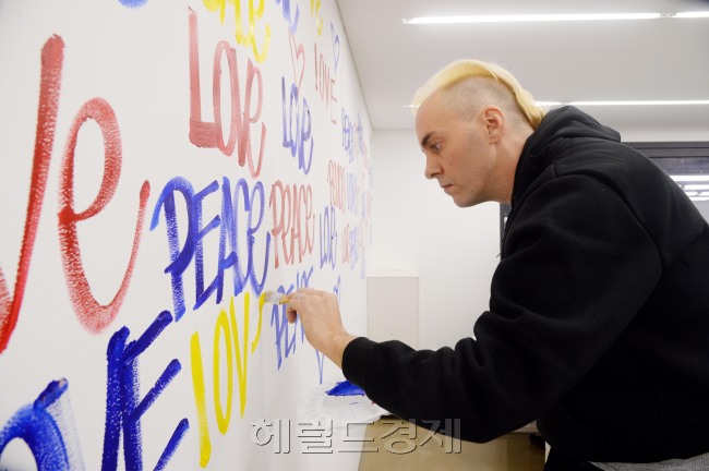 크리스 릭스가  27일  서울 용산구 헤럴드스퀘어 사무실에 그림을 그리고 있다. 박현구 기자phko@heraldcorp.com
크리스 릭스가  27일  서울 용산구 헤럴드스퀘어 사무실에 그림을 그리고 있다. 박현구 기자phko@heraldcorp.com