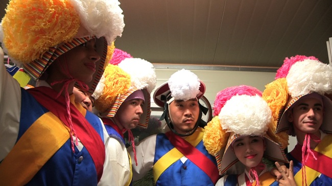 Scenes from a reality TV show to be aired on Nov. 28. The show follows six novices as they get the chance to learn nongak, Korean farmers’ band music.   Korea Cultural Heritage Foundation
