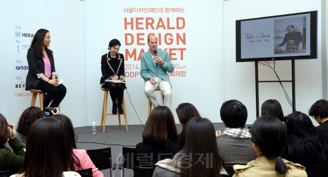 27일 오후 헤럴드디자인마켓에서 피터 캘라한이 멋으로 물드는 라이프스타일을 주제로 푸드토크를 진행하고 있다. 사진은 작은 햄버거를 이야기하고 있다.박현구 기자phko@heraldcorp.com
27일 오후 헤럴드디자인마켓에서 피터 캘라한이 멋으로 물드는 라이프스타일을 주제로 푸드토크를 진행하고 있다. 사진은 작은 햄버거를 이야기하고 있다.박현구 기자phko@heraldcorp.com