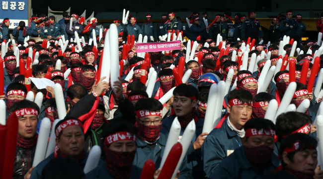 Hyundai Heavy Industries’ union members take to the street for five hours to protest against the management’s payment plan at the company’s headquarters in Ulsan on Thursday.    Yonhap