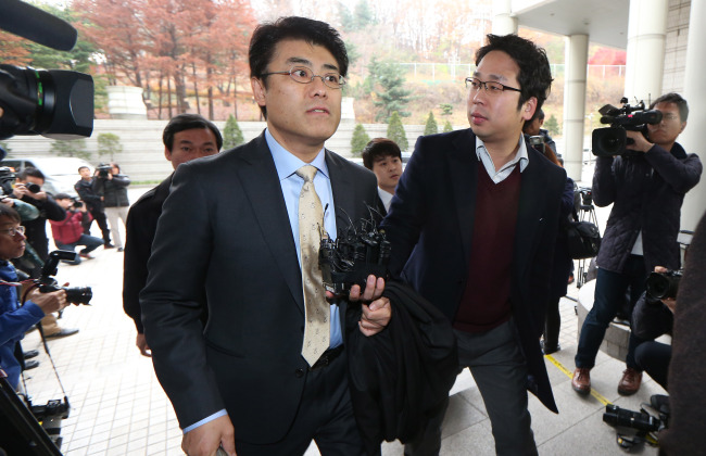 Tatsuya Kato (left) walks into the Seoul Central District Court in Seoul on Thursday.   Yonhap