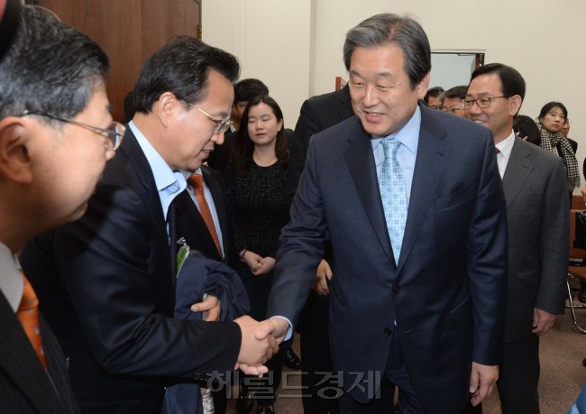 김무성 새누리당대표가 28일 오전 국회에서 열린 공무원연금 관련 바른사회시민회의 면담에앞서 인사를 하고 있다.이길동기자.gdlee@heraldcorp.com
김무성 새누리당대표가 28일 오전 국회에서 열린 공무원연금 관련 바른사회시민회의 면담에앞서 인사를 하고 있다.이길동기자.gdlee@heraldcorp.com