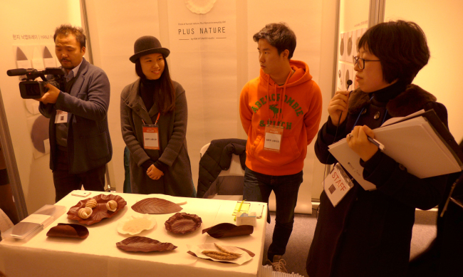 Korean artist Kim Hyun-joo (second from left), who makes trays out of hanji, traditional Korean paper, participates in a news conference during Seoul Design Week 2014 at Dongdaemun Design Plaza on Wednesday.   Joel Lee/The Korea Herald